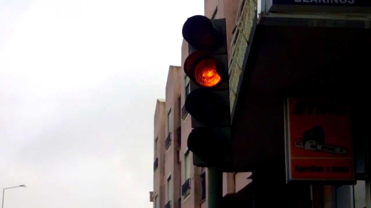 Casal Filmado Transando No Teto Solar De Carro Em Movimentada Avenida